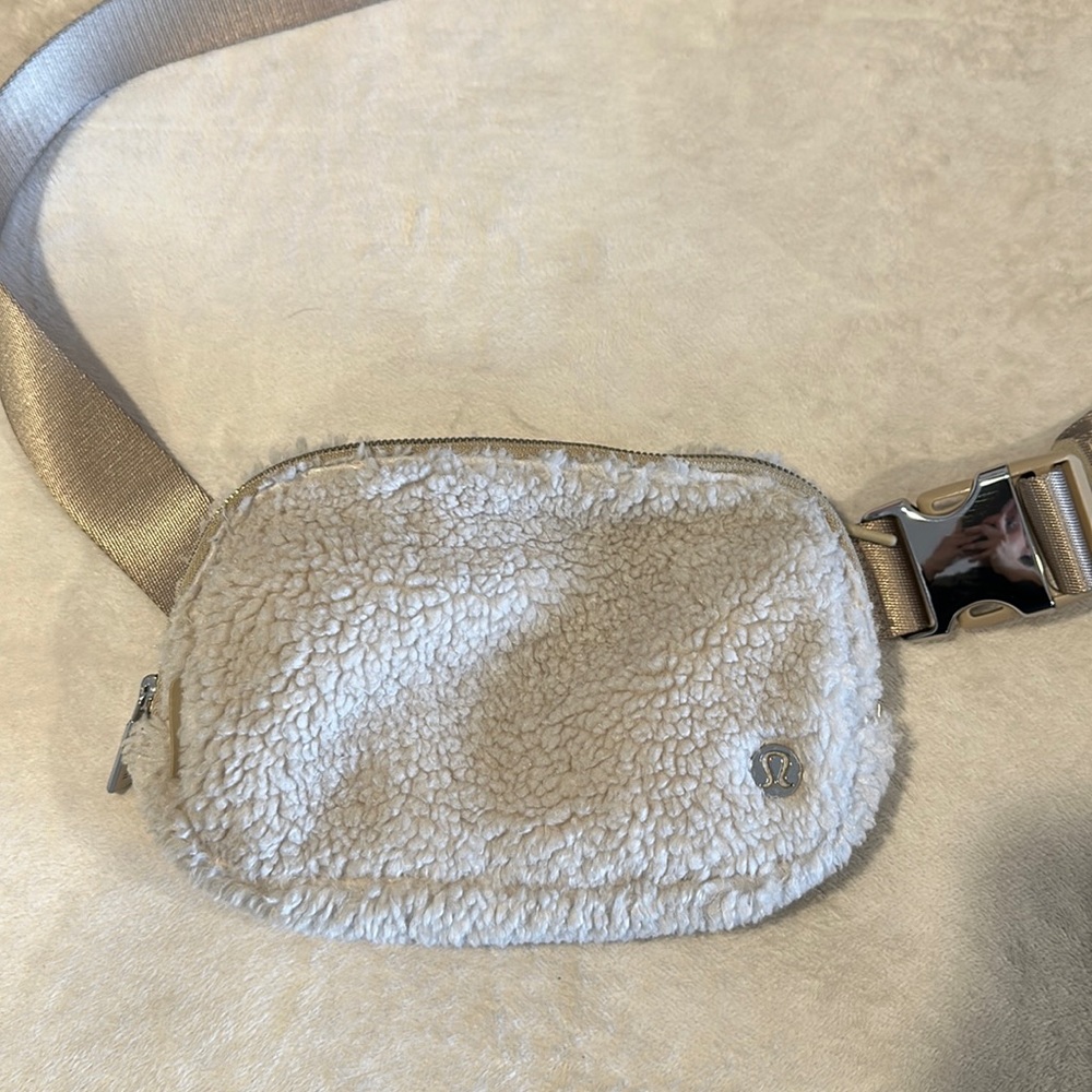 Lululemon Sherpa belt bag